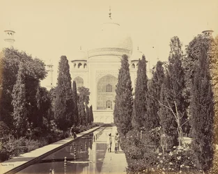 Agra: Taj Mahal suihkulähteeltä nähtynä