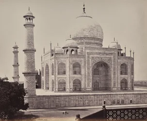 Agra. Näkymä Taj Mahalille sisäpihan kulmasta