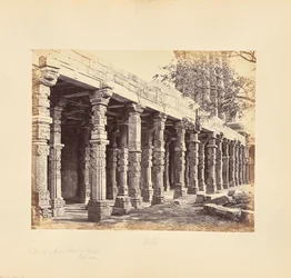 Delhi; Hindupilarien kolonnadi Kutub Minarilla, itäpuoli