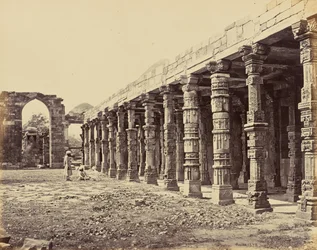 Delhi; hindulaisten pylväiden pylväikkö Qutb Minarilla, pohjoispuoli