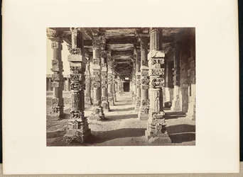 Delhi; Kutub Minar, itäisen pylväskäytävän sisäkuva