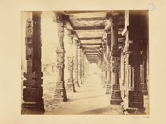 Delhi; Qutb Minar, pohjoisen pylväskäytävän sisänäkymä