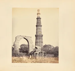 Delhi; Kutub Minar ja suuri kaari lännestä katsottuna