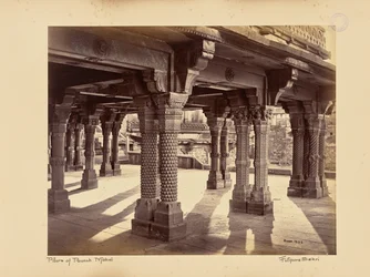 Fatehpur Sikri; veistettyjä pylväitä Panch Mahalissa