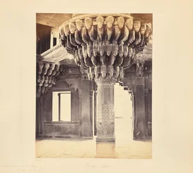 Fatehpur Sikri; huomattava pylväs Diwan-i-Khasin eli vastaanottosalin keskellä
