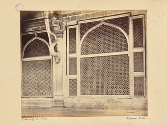 Fatehpur Sikri; kaksi marmorista säleikköä šeikki Salim Chishtin hautakammiossa