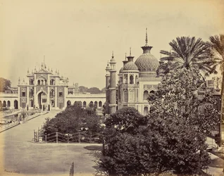 Lucknow; Hooseinabad Emambaran portti ja puutarha