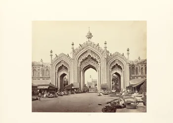 Lucknow; Hooseinabadin basaarin portti