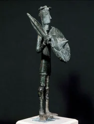 Sardinian nuraghekulttuuri (nuraghet): Arcosuvuorilta peräisin oleva Teti-soturin pronssipatsas. 700-600-luku eaa. Mitat: 24 cm. Cagliari, kansallinen arkeologinen museo, Sardinia, Italia