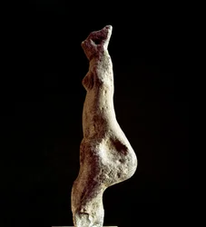 Sardinian nuraghekulttuuri (nuraghet): steatopygisen Venuksen (alaselän muoto) kalkkikivinen pienoisveistos (Macomerin Venus), joka on peräisin Macomerista Nuoron läheltä. Ajoitettu esinuraghelaiseen kauteen (2500-1700-luku eaa.), eneoliittinen kausi.