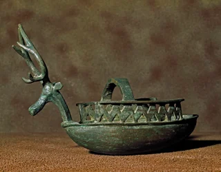 Sardinian nuraghekulttuuri (nuraghet): veneenmuotoinen pronssiveistos, jossa on hahmoja ja peuran pää. 700-600-luku eaa. Cagliari, Museo Nazionale Archeologico, Sardinia, Italia
