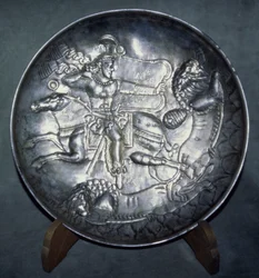 Astia, joka kuvaa kuningas Ardashir II:ta (r.379-86), Sarista, Mazandaranista, n. AD 380 (tahdettu ja leikattu hopea)