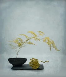 Kultainen ikebana-asetelma