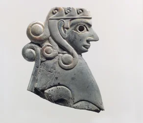 Huonekalulaatta: Naarassfinksi Hathor-tyylisillä kiharoilla, noin 1700-luvulla eKr. (virtahevon norsunluu)