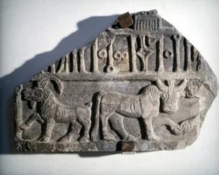 Eteläarabialainen taide: eläimiä esittävä, kirjoituksella varustettu matala reliefi. Museo Nazionale Romano, Rooma.