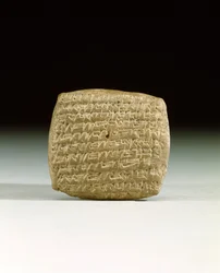 Vanha assyrialainen nuolenpääkirjoitustaulu Kappadokian Kaneshin kauppasiirtokunnasta, jossa vaaditaan erääntyneiden laskujen maksamista, noin 1900-1800 eKr. (kivi)