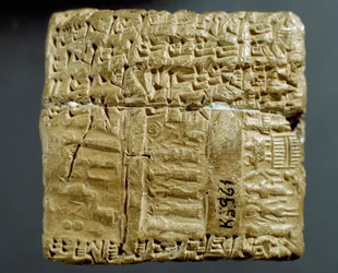 Assyrian sivilisaatio: kaiverrettu laatikko, jossa on nuolenpäämerkkejä kahden hopeakaivoksen tuotannosta. Istanbul, arkeologinen museo