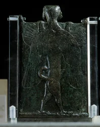 Itämainen taide, Assyria (Mesopotamia): manaamista edustava kirjanen (pronssi, selkä), antiikki. Pariisi, Musee du Louvre