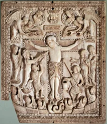 Ristiinnaulitseminen, ranskalaisen koulukunnan norsunluureliefi, 800-luku. Firenze, Museo Nazionale del Bargello