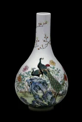 Kiinalainen taide: famille rose -keramiikkamaljakko, joka on koristeltu linnuilla (mukaan lukien riikinkukot) ja kukilla. Qianlongin hallituskausi (1736-1795). Pariisi, Musée Guimet, Aasialaisen taiteen kansallismuseo.