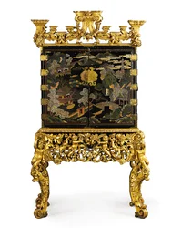 Kiinan vientikaappi William and Mary -telineellä, 1600-luvun loppu (lakka, messinki ja puu) (katso myös 433444)