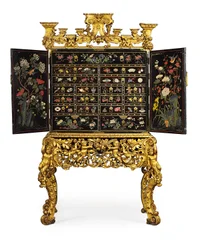 Kiinan vientikaappi William and Mary -telineellä, 1600-luvun loppu (lakka, messinki ja puu) (katso myös 433443)