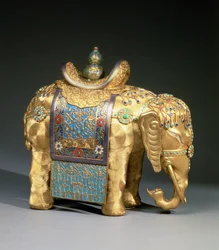 Elefantin figuuri, jossa emalinauhat ja koralli- ja turkoosi cabochons, satulakangas koristeltu buddhalaisilla tunnuksilla, Chien Lung -kausi, n. 1780 (kullattua pronssia, emalia, korallia ja turkoosia)