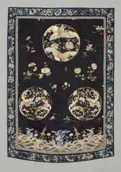 Riippuva, n. 1750-1800 (silkki brodeerattu (satiiniommel), luonnollinen ja synteettiset väriaineet)