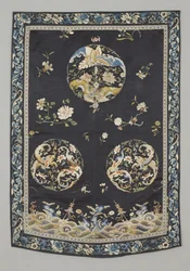 Riippuva, n. 1750-1800 (silkki brodeerattu (satiiniommel), luonnollinen ja synteettiset väriaineet)
