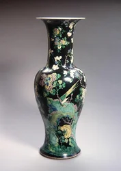 Suuri Famille Noire Yen Yen -maljakko, Kangxi-kausi (1662-1722) (posliini) (katso 272192)