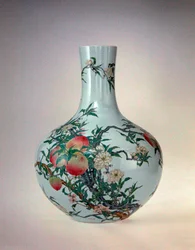 Maljakko persikoilla, Qianlong-kausi (1736-1795) (posliinia overglaze emaleilla)