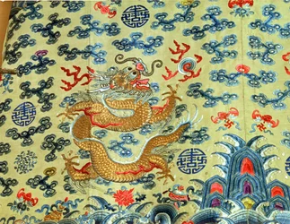 Naisen keisarillinen "longpao" lohikäärmeviitta, jossa yhdeksän lohikäärmettä ja kaksitoista keisarillisen auktoriteetin symbolia, Qing-dynastia, 1800-luvun loppu (kirjailtu silkkisatiini)