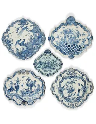 Delftin chinoiseries-muotoiset pastillilaatat, 1600-luvun loppu - 1700-luvun alku (fajansi)