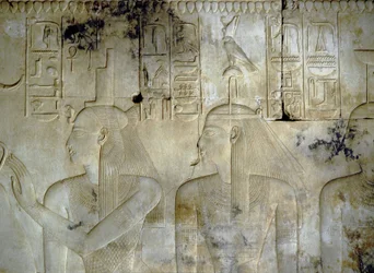 ABYDOS: Seti (Sethi) I:n temppeli, faraon seurana olevat jumalattaret.