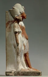 Muinaisen Egyptin taide: kuningas Akhenaton ja kuningatar Nefertiti. Noin 1360 eaa. valmistettu maalattu kalkkikiviveistos, Pariisi, Musée du Louvre