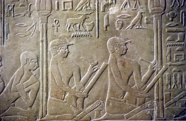 Muinainen Egypti, Reliefi/veistos, Merereukan hauta, Merereukan mastaba, 6. dynastia, Saqqara, Kylän vanhimmat joutuvat myöntämään virheelliset veroilmoituksensa virkailijoille (kuva)