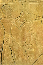 Muinainen Egypti, seinäkaiverrus, Karnak/Luxor, Hatsepsut tarjoaa suitsukkeita