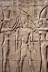 Muinainen Egypti, Seinämaalaus/kaiverrus, Kuningas saa kaksoiskruunun Isikseltä ja Nephthysiltä, Horuksen temppeli, Edfu (kuva)