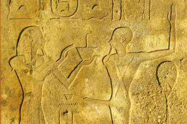Muinainen Egypti, seinämaalaus/kaiverrus, Karnak/Luxorin temppeli, Hatshepsut tarjoaa suitsukkeita God Minille