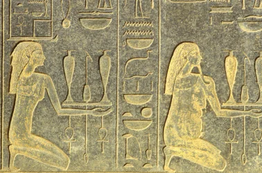 Muinainen Egypti, seinämaalaus/kaiverrus, Niilin jumalat polvistuvat uhrilahjatarjottimien kanssa, musta graniitti, Karnakin temppeli, Luxor