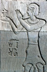 Muinainen Egypti, Seinämaalaus/kaiverrus, Leopardinahkaa käyttävä pappi, joka tarjoaa suitsukkeita, Sebekin ja Horus Kom Ombon temppeli (kuva)