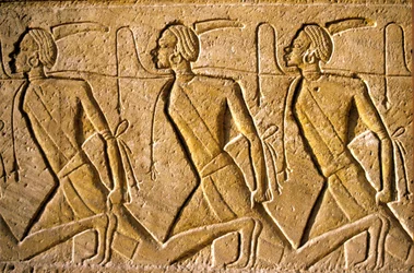 Muinainen Egypti, seinämaalaus/veistos, Rivi vankeja, jotka edustavat Ramses II:n kukistamaa, afrikkalaiseksi kuvattua kushilaiskansaa, Ramses II:n temppeli, Abu Simbel