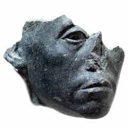 Muinaisegyptiläinen taide: kuningas Sesostris III:n pää. Patsaan katkelma. Mustasta graniitista veistetty veistos, noin 1900 eaa. (12. dynastia, noin 1963-1786). Pariisi, Louvre-museo
