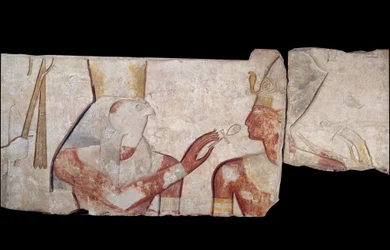 Muinainen egyptiläinen taide: Kuningas Ramses II esitellään jumalallisille Horukselle, Amonille ja Hathorille, jotka antavat hänelle elämän ja kuninkaalliset arvomerkit. Matala kalkkikivireliefi Ramses II a Abydoksen temppelistä noin 1250 eaa. 19. dynastia