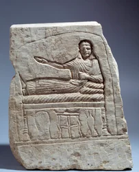 Muinainen egyptiläinen taide: hautakivi kalkkikivessä Lady Artemiksen nimissä. (myöhäisen juhlan kera) Kom Abu-Billou (Abu Billou), Egypti. Korkeus 24 cm. Matala aika (3. vuosisata jKr.). Pariisi, Musee du Louvre