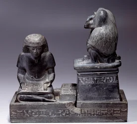 Egyptin antiquitis: kirjuri Nebmertouf ja apina Thot, pyhien kirjoitusten jumala ja kirjanoppineiden suojelija. Liuskeveistos. Regne of Amenophis III (1391-1353)