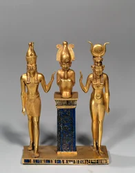 Egyptiläinen antiikki: Osirian kolmikko Osorkonin nimessä (Osiriksen ympärillä Isis ja Horus. Kultariipus ja lapis lazuli (lapis lazuli). 22. dynastia, matala aika. Pariisi, Louvre-museo