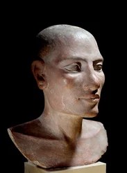 Egyptiläinen antiikki: suolapää. Kalkkikiviveistos, Vanha valtakunta (noin 2700-2200 eKr.). Pariisi, musee du Louvre - Egyptiläinen antiikin aika: Nuoren miehen pää sanoi "" Salt" -pää, maalattu kalkkikivi, Vanha kuningaskunta (noin 2700-2200 eKr.), Louvre