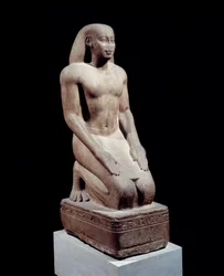Egyptiläinen muinaisesine: "Pappien päällikön Nakhthorhebin patsas" Kvartsiittiveistos noin vuodelta 590. 26. dynastia, Psammetichin hallituskausi (595-529 eKr.). Pariisi, Louvre