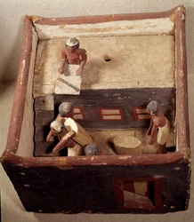 Egyptiläinen antiikki: ullakkomalli, jossa kirjurit tallentavat viljan hintaa. Valmistettu maalatusta puusta. 12. dynastia, Keski-imperiumi (2033-1710 eKr.). Assiutista. Himmeä. 0,32x0,44 m. Louvre-museo, Pariisi